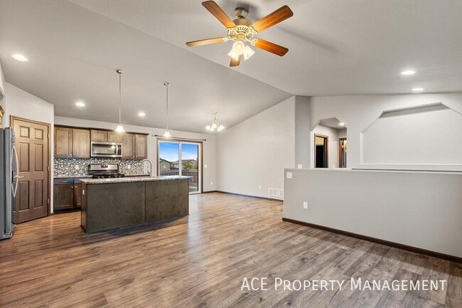 Building Photo - 533 Mace Dr