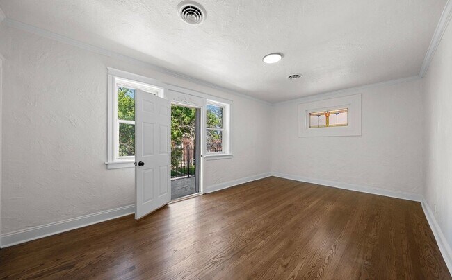 Building Photo - 5006 Tholozan Ave