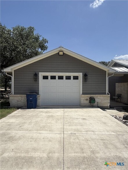 Building Photo - 4130 Summit Dr