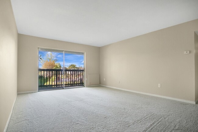 Building Photo - 1ST MONTH RENT FREE 2 Bed 1 Bath 2nd Floor Unit With Balcony In Desirable Area Winter Park Sectio...