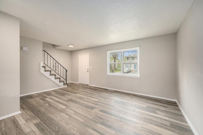 Foto del edificio - 221 N Oak Dr