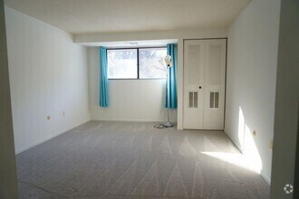 Building Photo - 803 Stratford Dr