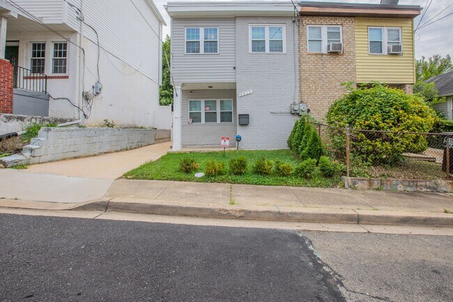 Foto del edificio - Lovely 3 BR/2.5 BA End Unit Townhome in Deanwood!
