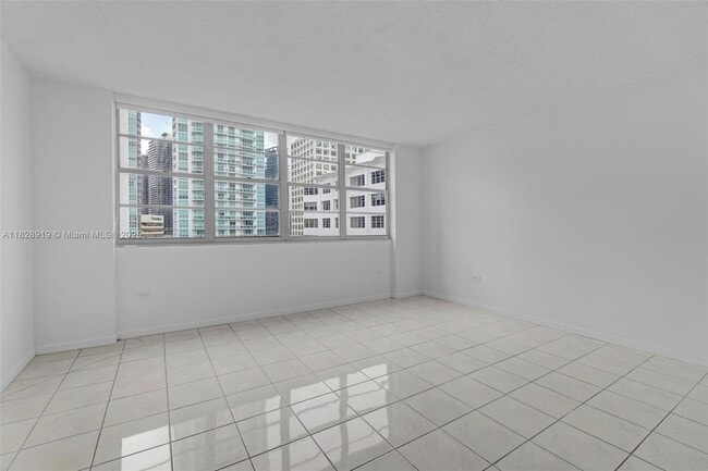 Building Photo - 905 Brickell Bay Dr