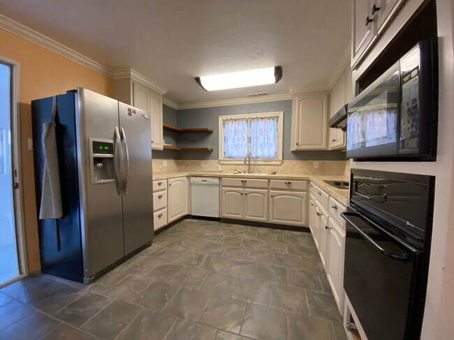 Building Photo - 563 Menker Ave