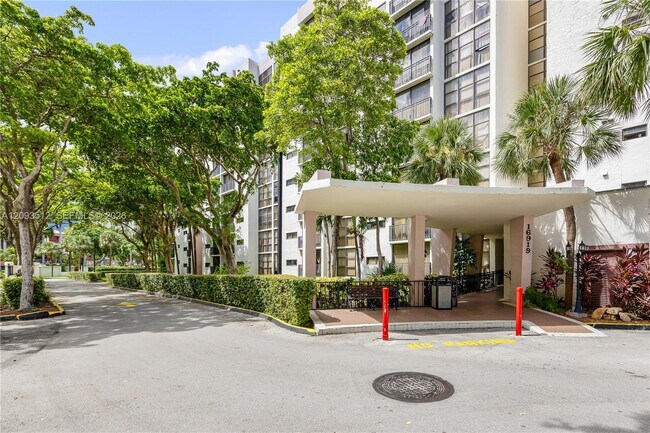 Foto del edificio - 16919 N Bay Rd