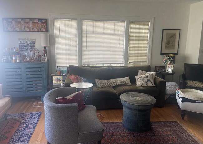 Foto del edificio - Beautiful Spanish townhouse with parking and in unit laundry!