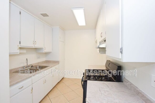 Building Photo - 3101 Albany Dr