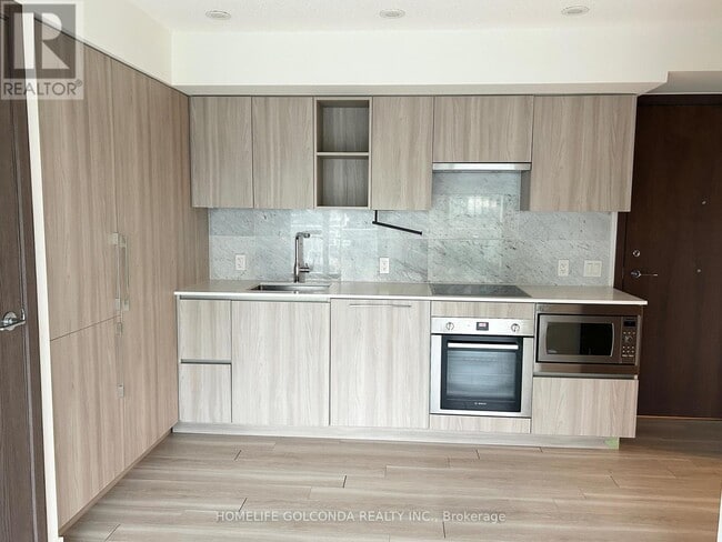 Building Photo - 19 Bathurst St