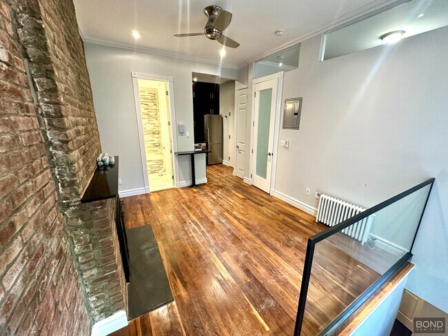 Building Photo - 562 Hudson St