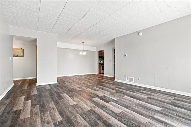 Foto del edificio - 533 Forest Green Dr