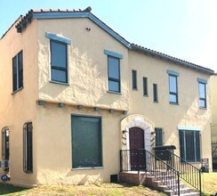 Building Photo - 7007 Willoughby Ave