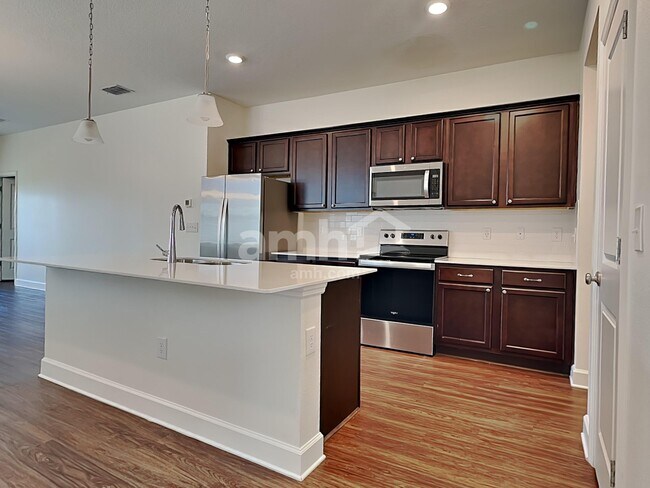 Foto del edificio - 1020 Island Pond Dr