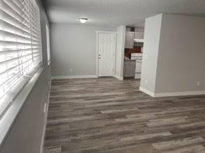 Building Photo - 307 W Reynolds Ave