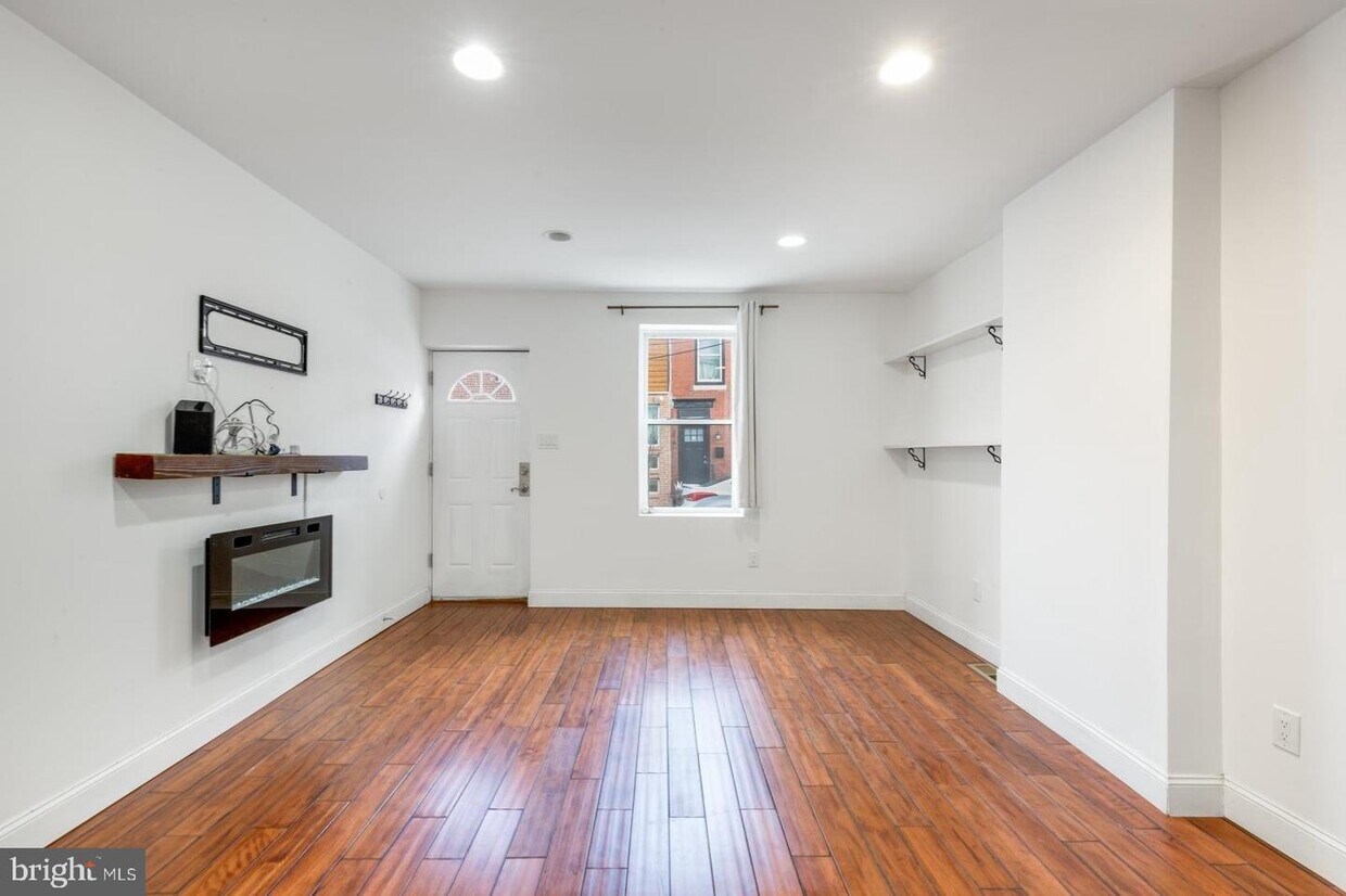 Primary Photo - 2136 E Albert St