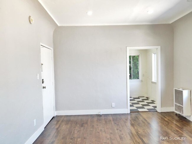 Building Photo - One of a Kind Studio on Melrose!