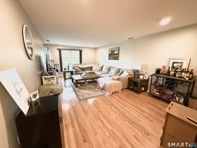 Building Photo - 204 Country Club Ct