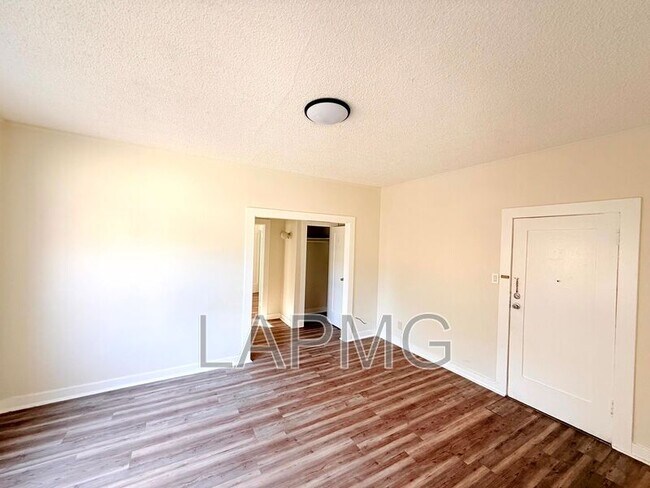 Foto del edificio - 1614 N Kenmore Ave