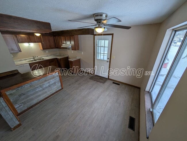 Foto del edificio - North Ridgeville Split Level with New Kitchen and Updates!