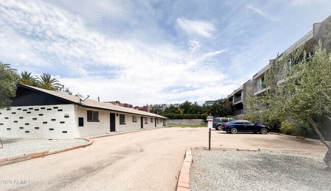 Building Photo - 353 S Wilson St