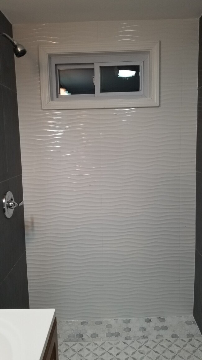shower - 1444 Esterbrook Ave