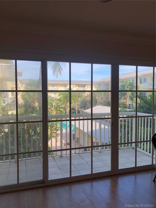 Building Photo - Three Bedroom unit in Victoria Park - Pine...