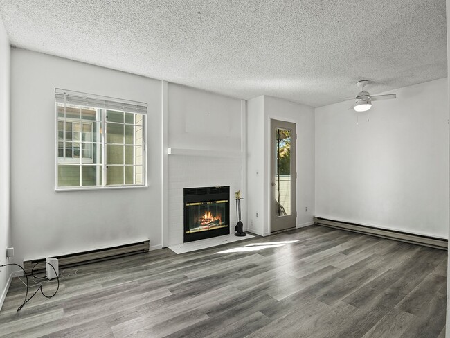 Building Photo - Cozy 2 Bed 2 Bath Condo Blocks from CSU Ca...