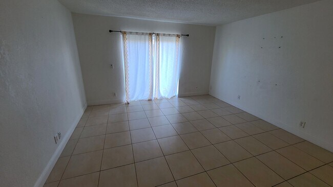 Foto del edificio - 3841 Riverside Dr LLC  A,B,C