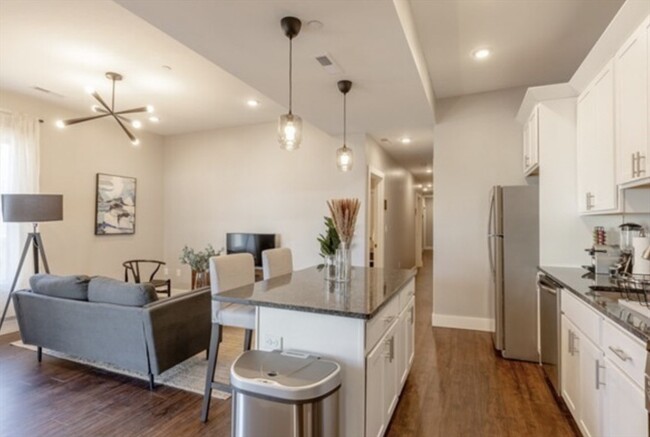 Foto del edificio - 870 E 5th St