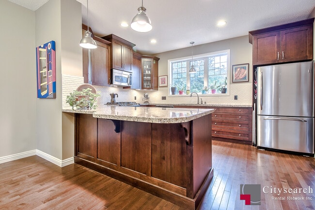 Photo du bâtiment - 44 Mike Ralph Way SW