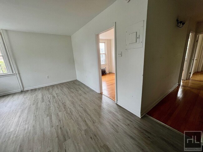 Foto del edificio - 3BR 1BA w/ On Site Laundry & In Fully Gut ...