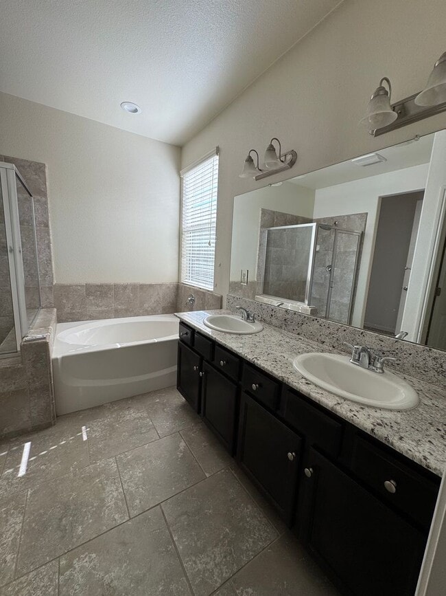 Building Photo - Move-in Ready Clovis Gem!