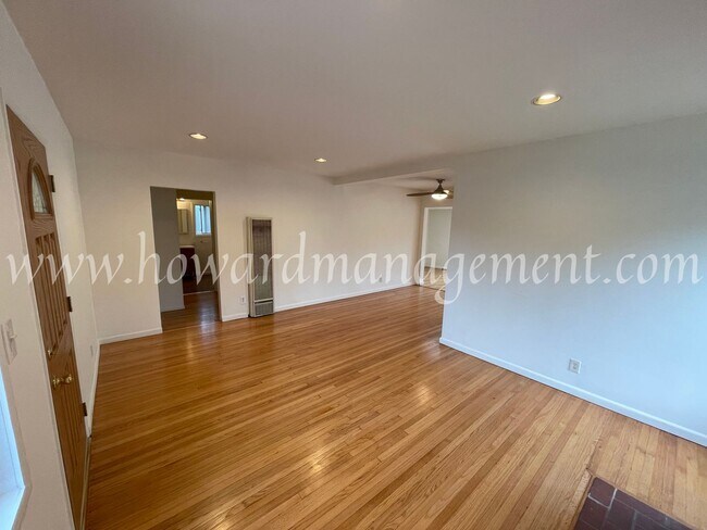 Foto del edificio - Beautiful Home On Corner Lot With Large Ba...