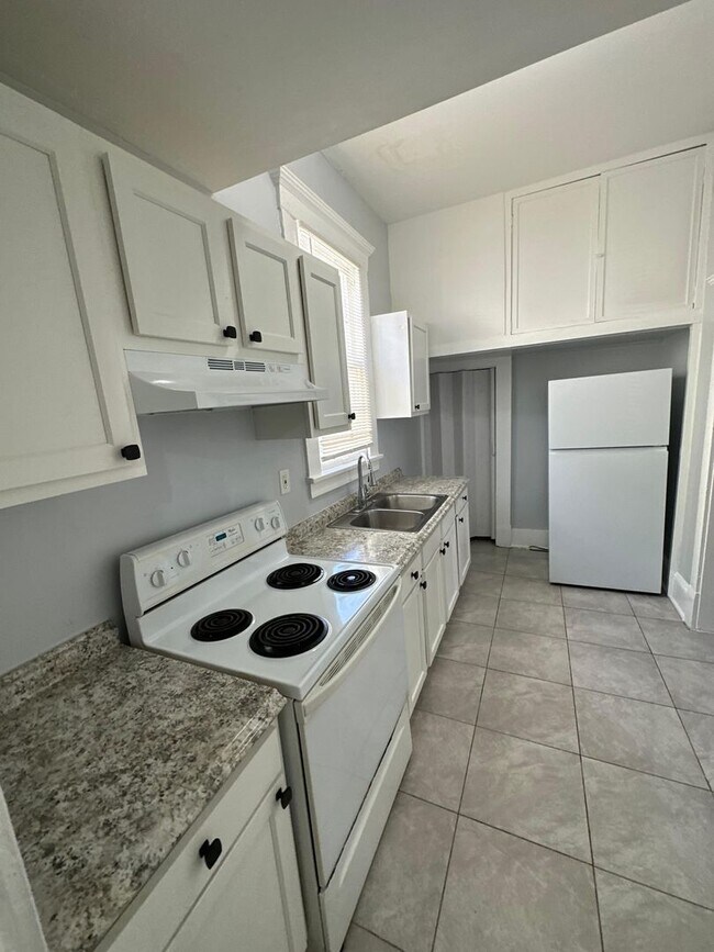 Foto del edificio - 140 E 5th St Units 1-3