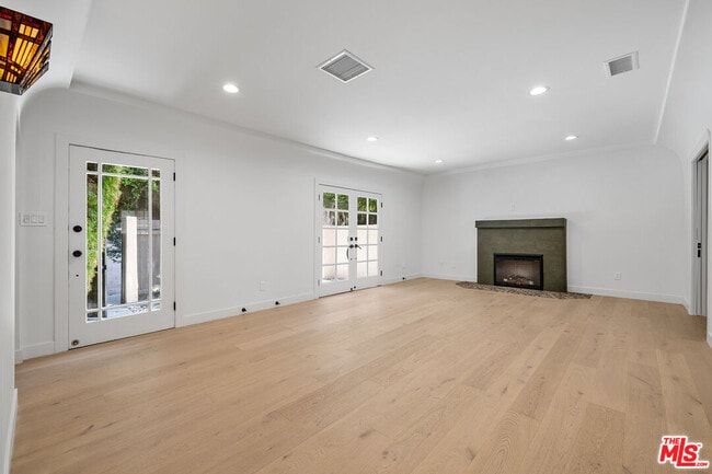 Building Photo - 839 Westmount Dr
