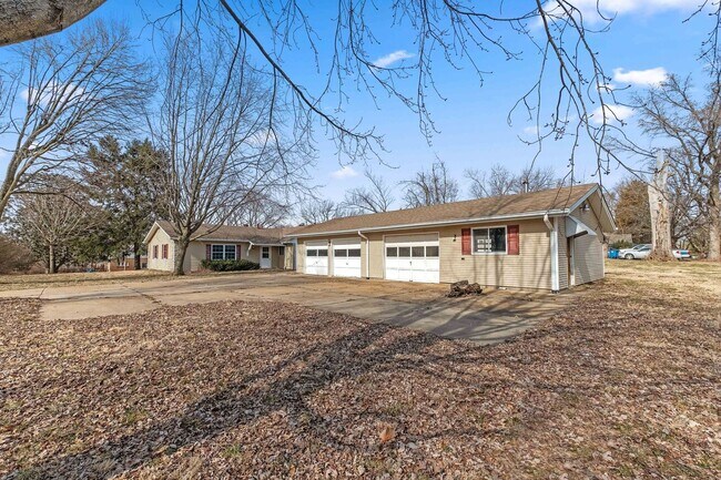 Building Photo - 4 bedroom Single Family Home with 3 Car Ga...