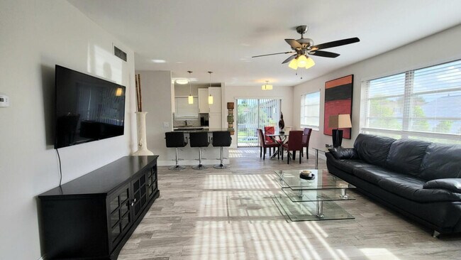 Building Photo - 115 SW 1st Ave