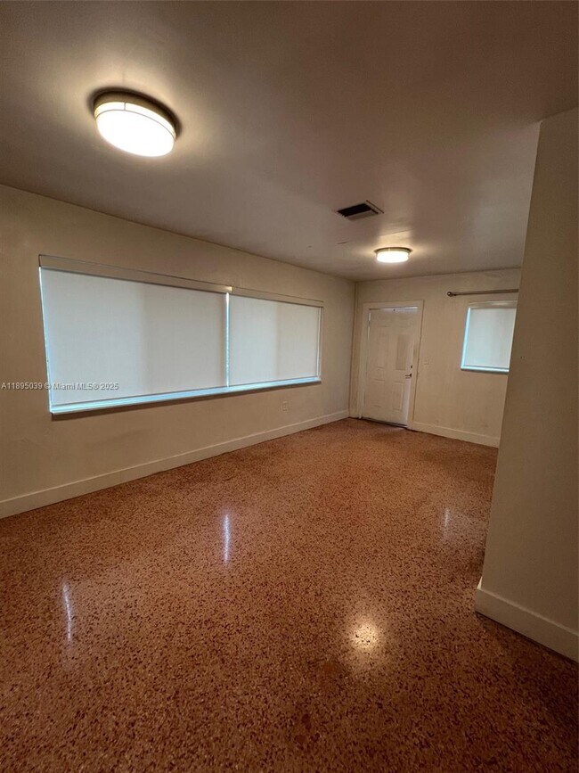 Foto del edificio - 200 NE 108th St