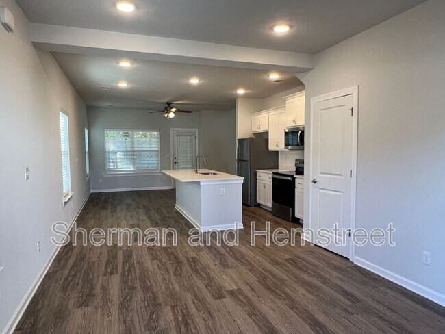 Foto del edificio - 7058 Hummingbird Dr