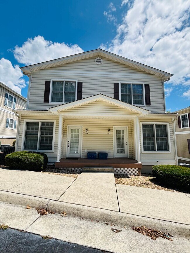 Building Photo - 204 Heights Ln