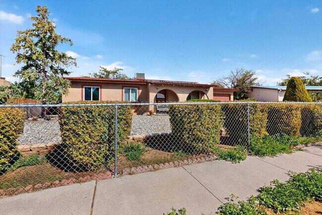 Foto del edificio - 2702 Avenida Del Sol