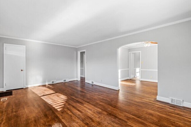 Foto del edificio - Adorable Brick Ranch Home in the Desirable Lindley Park Area! Updated, Hardwood Floors, Fenced!