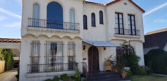 Foto del edificio - 2829 1/2 Buckingham Rd
