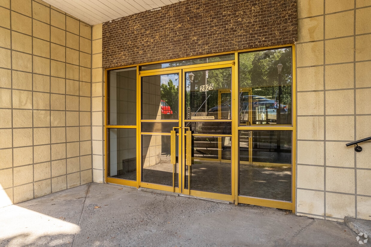 Building Photo - 2975 Boul Des Trinitaires