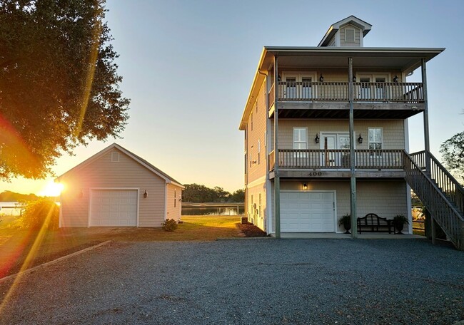 Foto del edificio - Waterfront Beach House with Private Dock