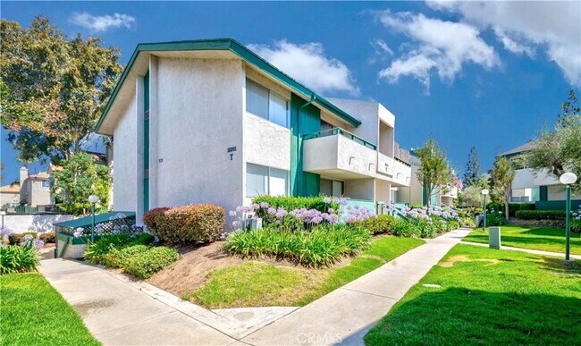 Foto del edificio - 15201 Santa Gertrudes Ave