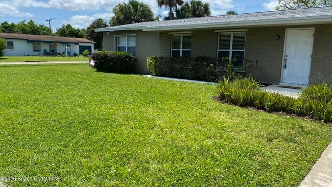 Foto del edificio - 2125 Emerald Ct