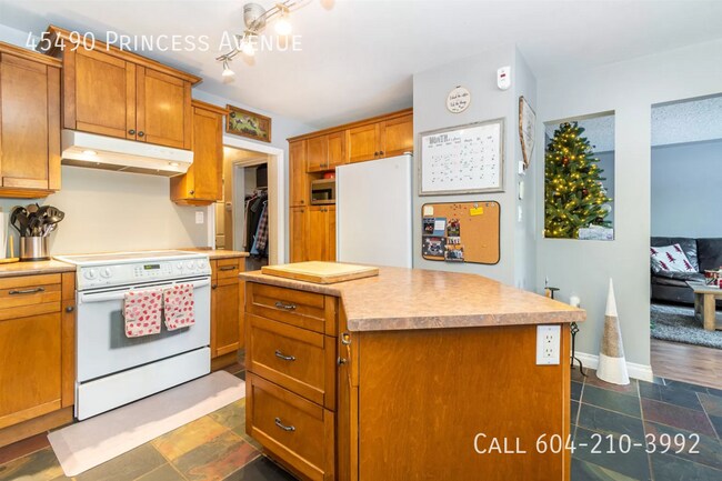 Photo du bâtiment - Beautiful Home With Huge Backyard!