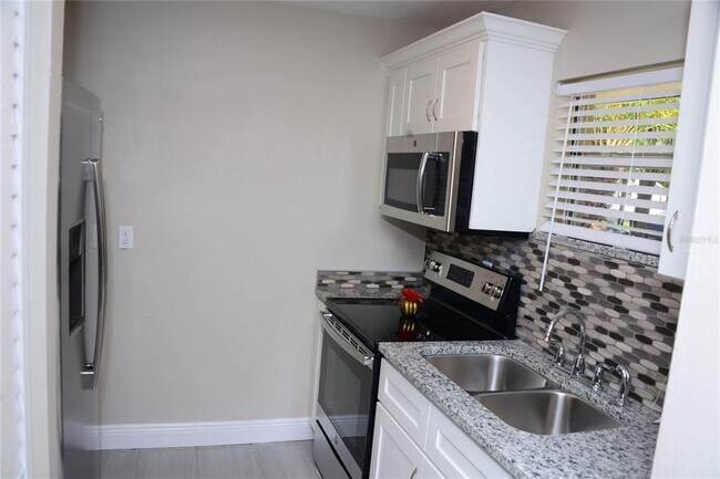 Foto del edificio - 2703 W Tampa Bay Blvd