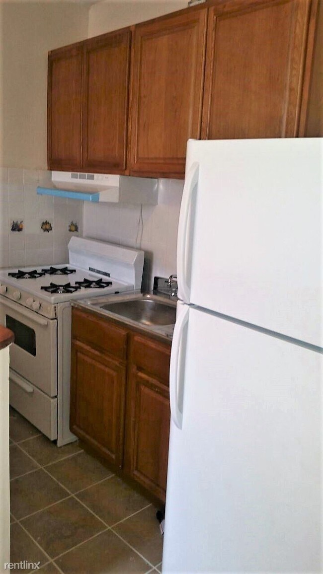 Building Photo - 3 br, 1 bath Apartment - 27 E 3rd St